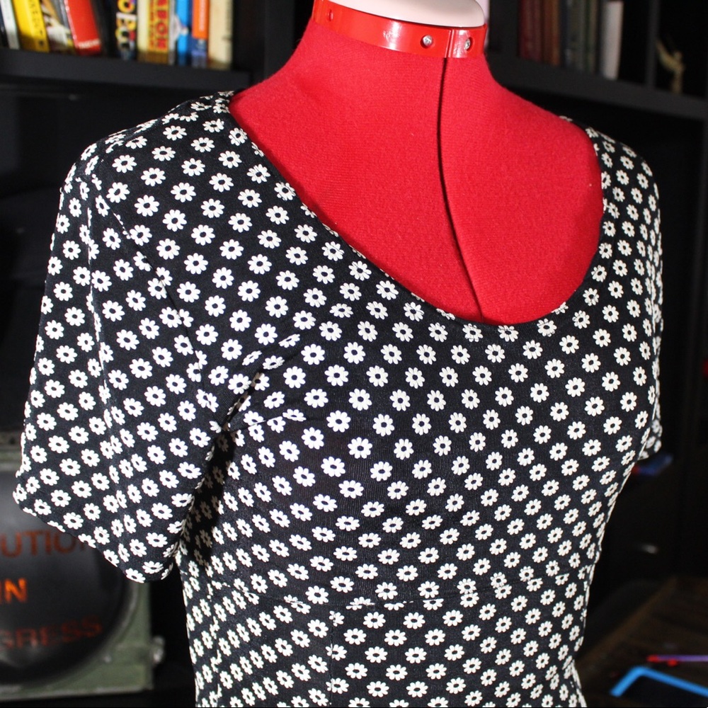 Adorable 90’s Vintage Flower Power Mini Dress